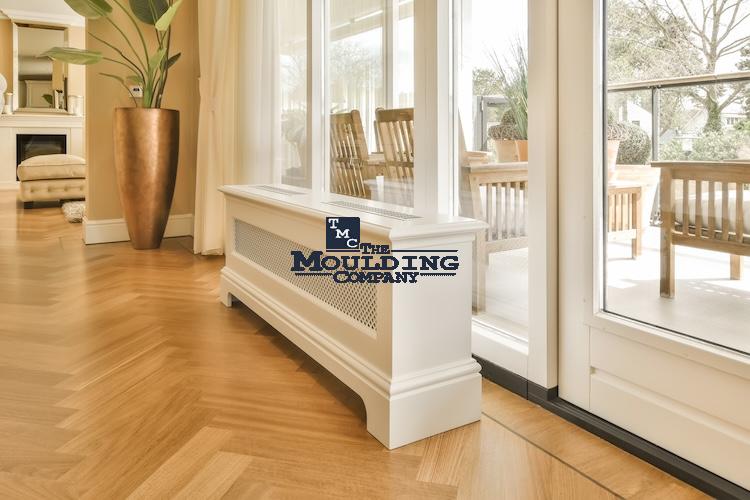 Living room with matching trims and baseboard and casing